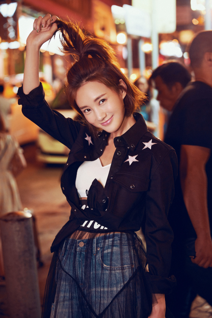 李一桐时尚街拍化身“夜精灵”率性时髦李一桐