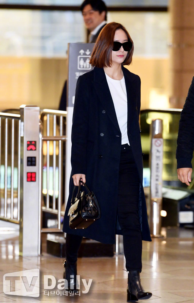 韩国美女明星郑秀晶Krystal短发造型机场街拍照