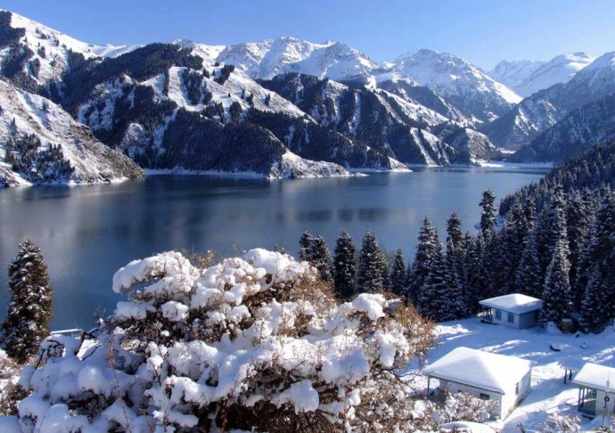 天山天池风景图片西王母梳妆台上的宝镜