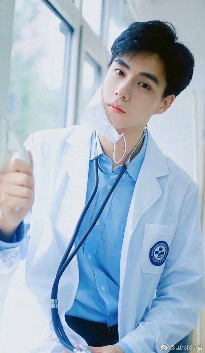 白净少年校草帅哥图片_随便拉一个当男朋友吧