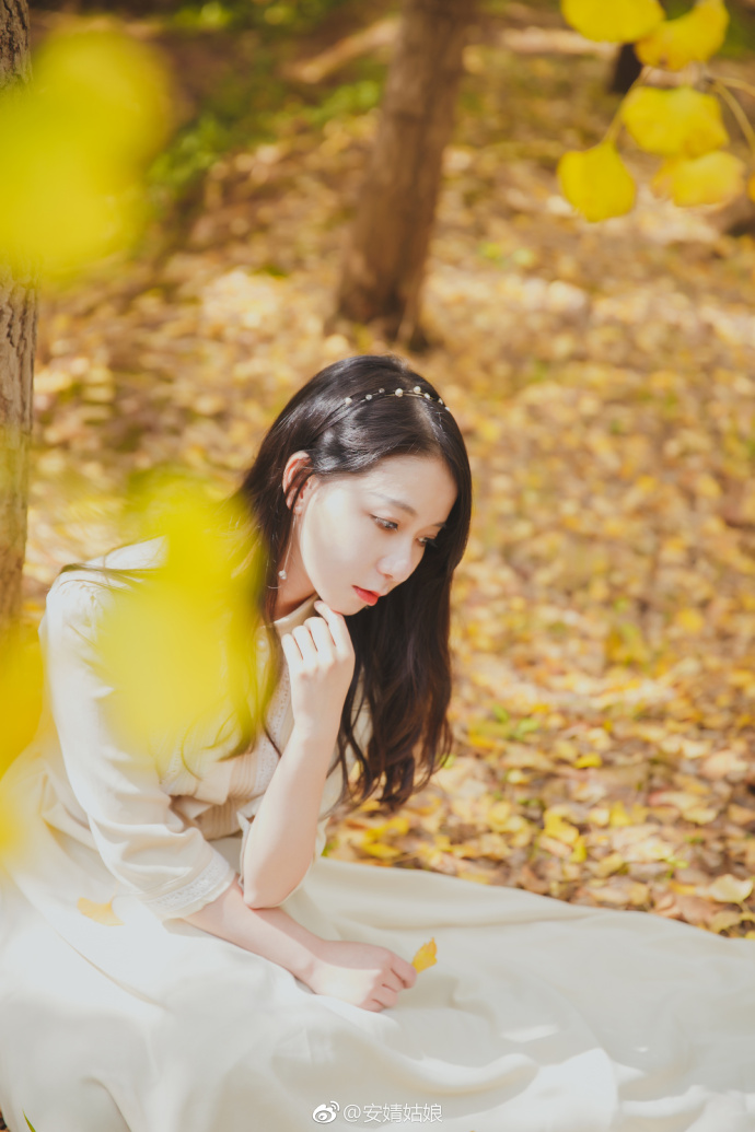 清纯美女安婧姑娘深秋银杏树下唯美写真