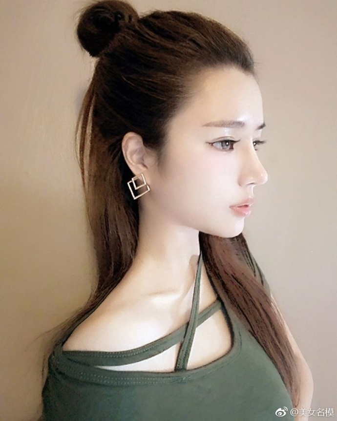 童话中的芭比娃娃自拍照展现傲人事业线图片