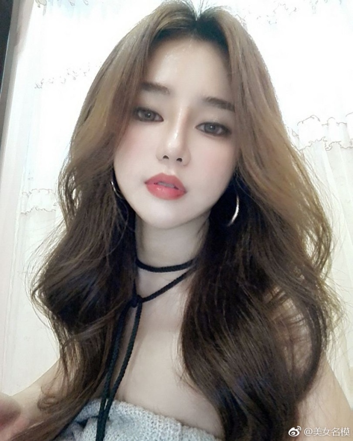 童话中的芭比娃娃自拍照展现傲人事业线图片