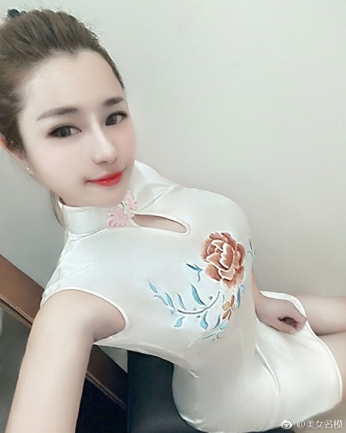 童话中的芭比娃娃自拍照展现傲人事业线图片