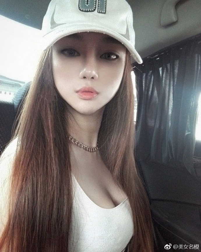 童话中的芭比娃娃自拍照展现傲人事业线图片