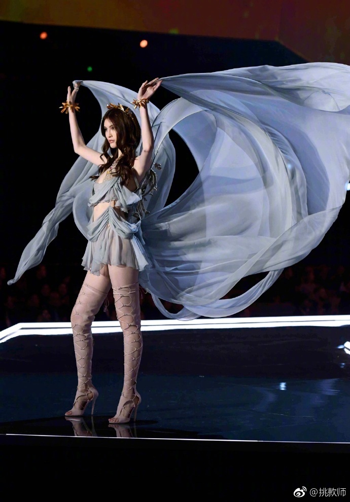国际超模何穗forVSFashion Show 维多利亚秘密秀2017这