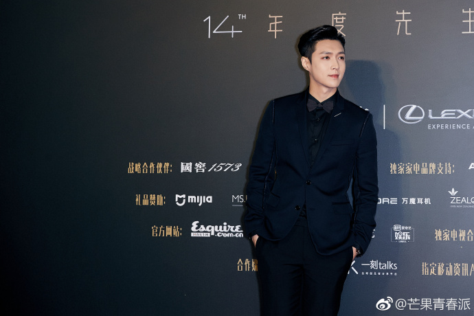 小鲜肉明星小绵羊张艺兴出席时尚先生盛典黑色
