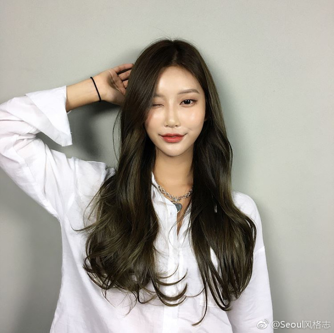 气质美女标配一个精致的妆容一头深色系的长卷
