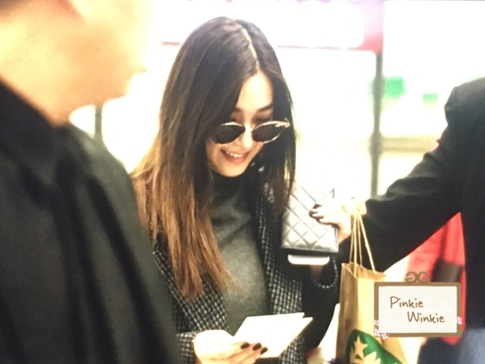 韩国女团少女时代美女成员帕尼香港机场饭拍图