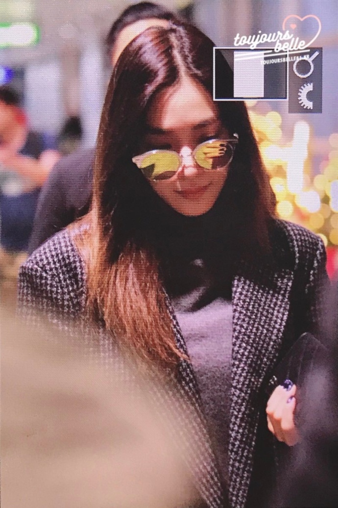韩国女团少女时代美女成员帕尼香港机场饭拍图