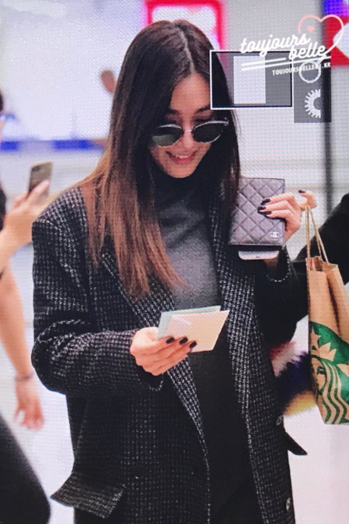 韩国女团少女时代美女成员帕尼香港机场饭拍图