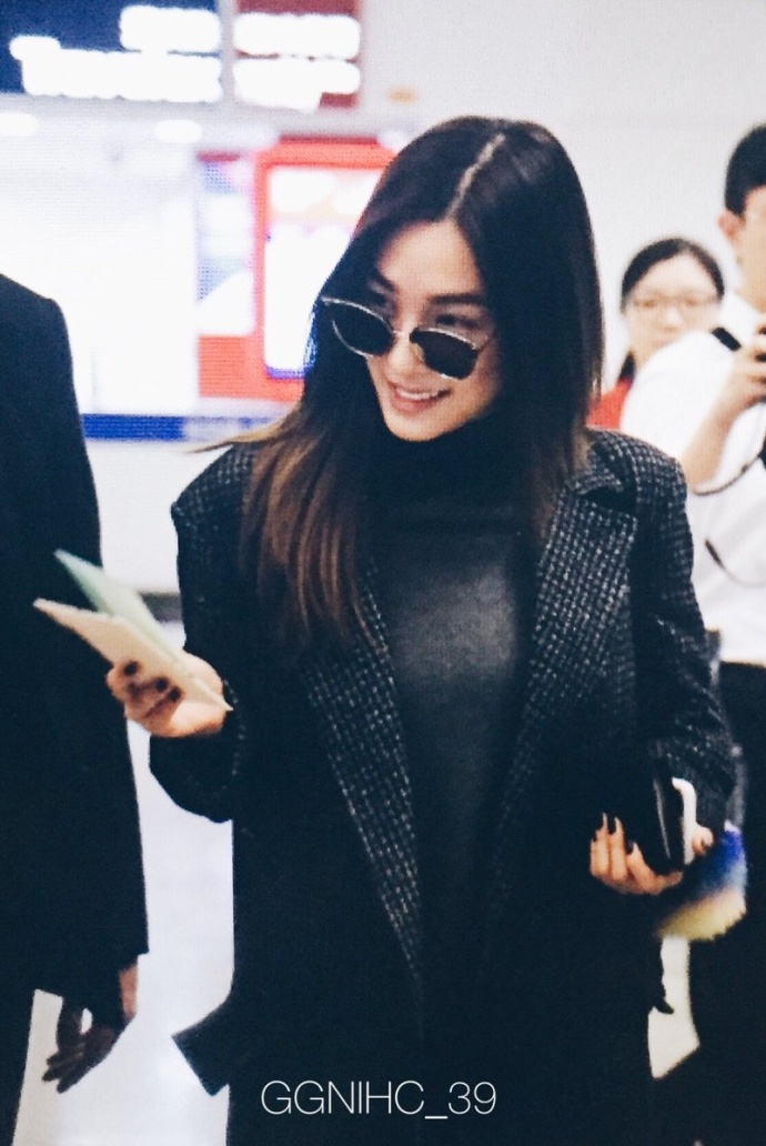 韩国女团少女时代美女成员帕尼香港机场饭拍图