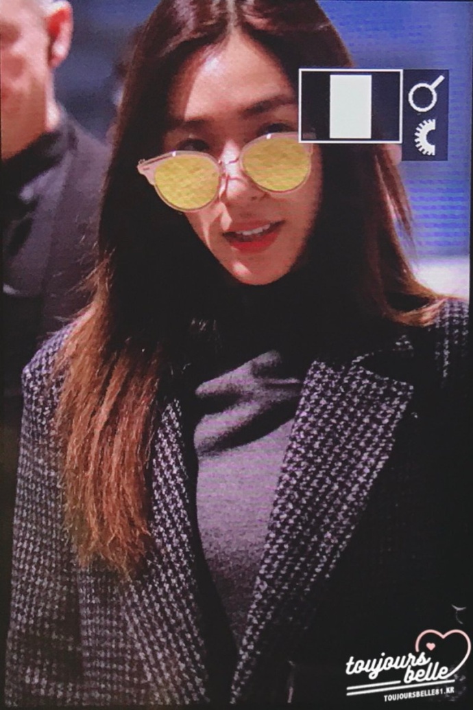 韩国女团少女时代美女成员帕尼香港机场饭拍图