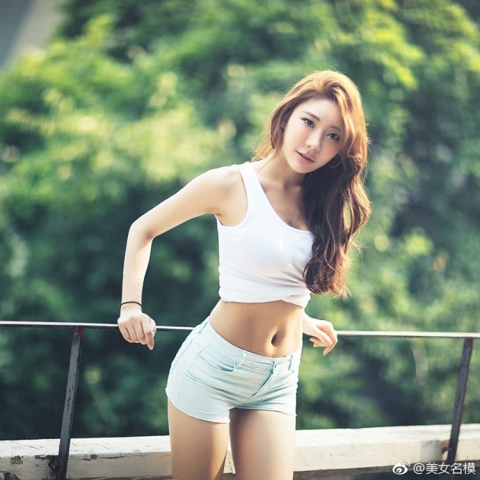 健康女孩小露性感小蛮腰图片