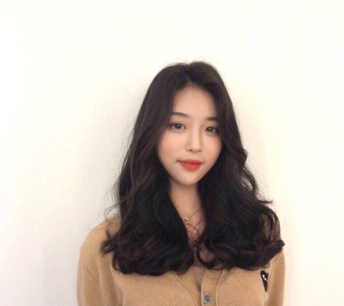 温柔空气感长发造型网络美女自拍照