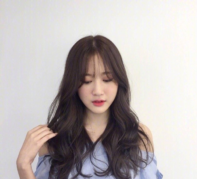 温柔空气感长发造型网络美女自拍照