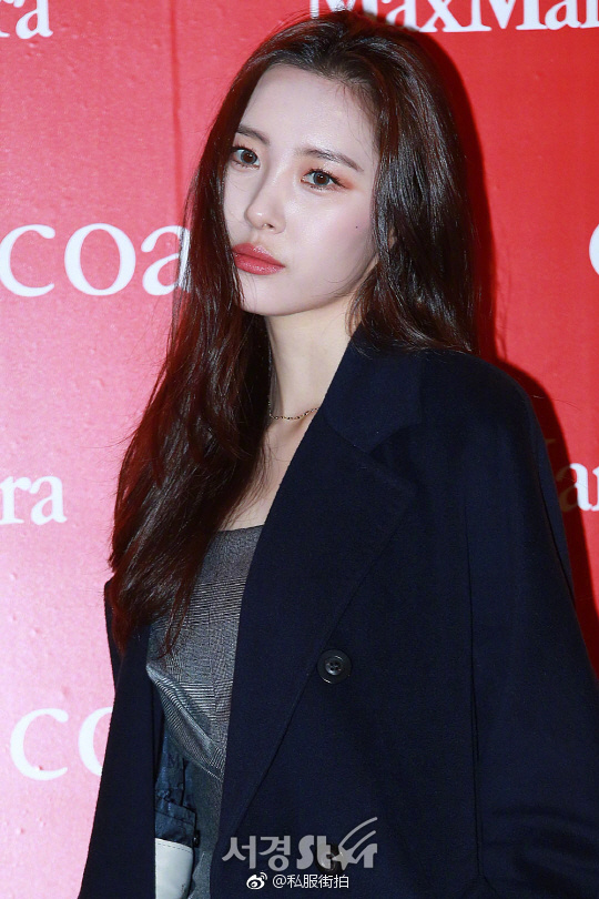 韩国美女明星宣美私服街拍首尔出席MaxMara品牌展