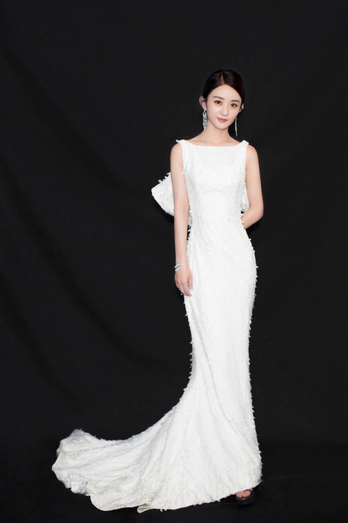 大眼美女明星赵丽颖尖叫之夜白色礼服美呆众人