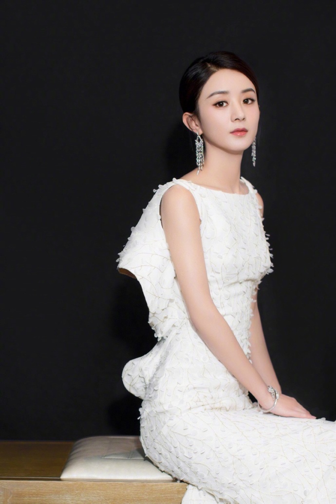 大眼美女明星赵丽颖尖叫之夜白色礼服美呆众人