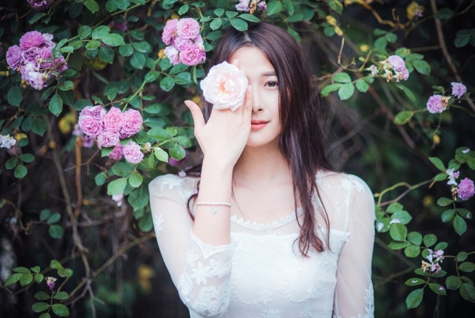 鹅蛋脸长发美女白裙唯美写真
