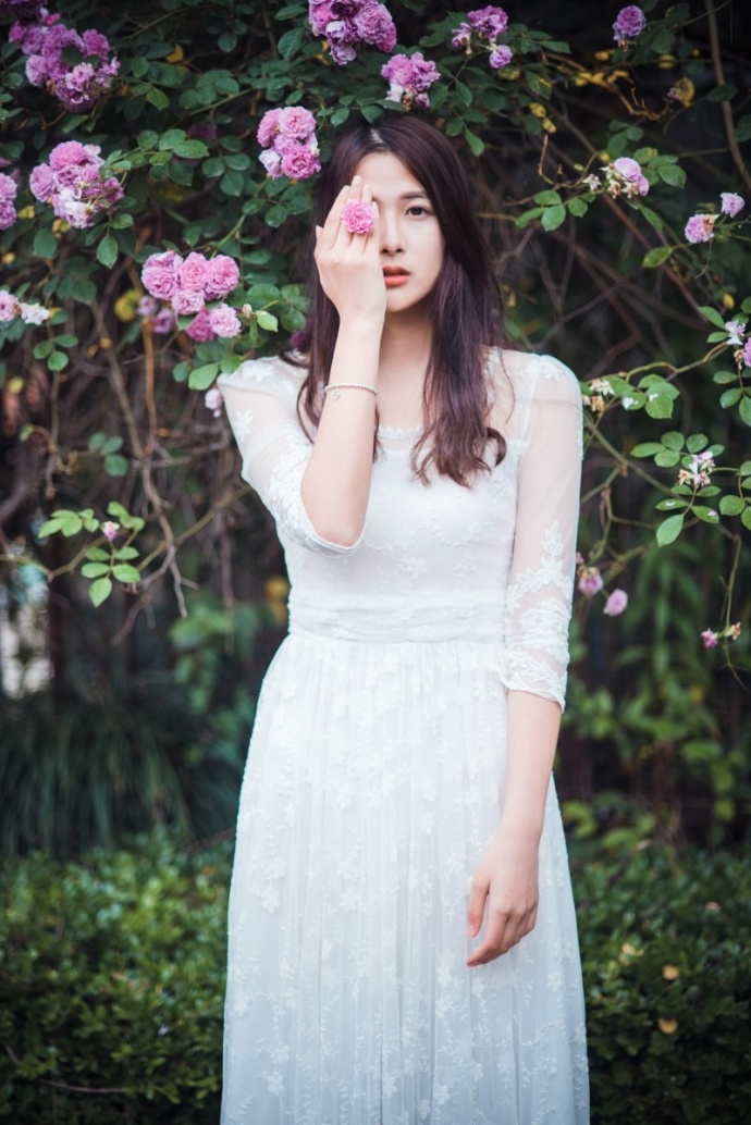 鹅蛋脸长发美女白裙唯美写真