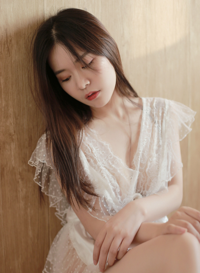 性感美女嫩模透明白纱裙私房羞涩福利图片
