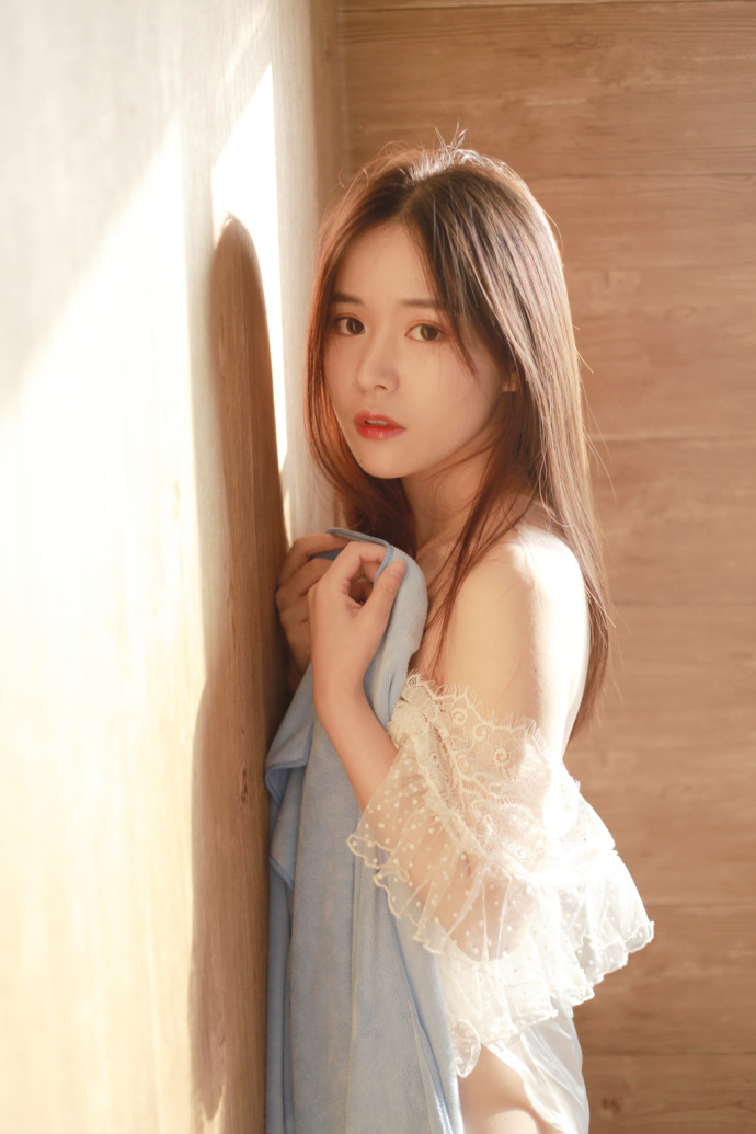 性感美女嫩模透明白纱裙私房羞涩福利图片