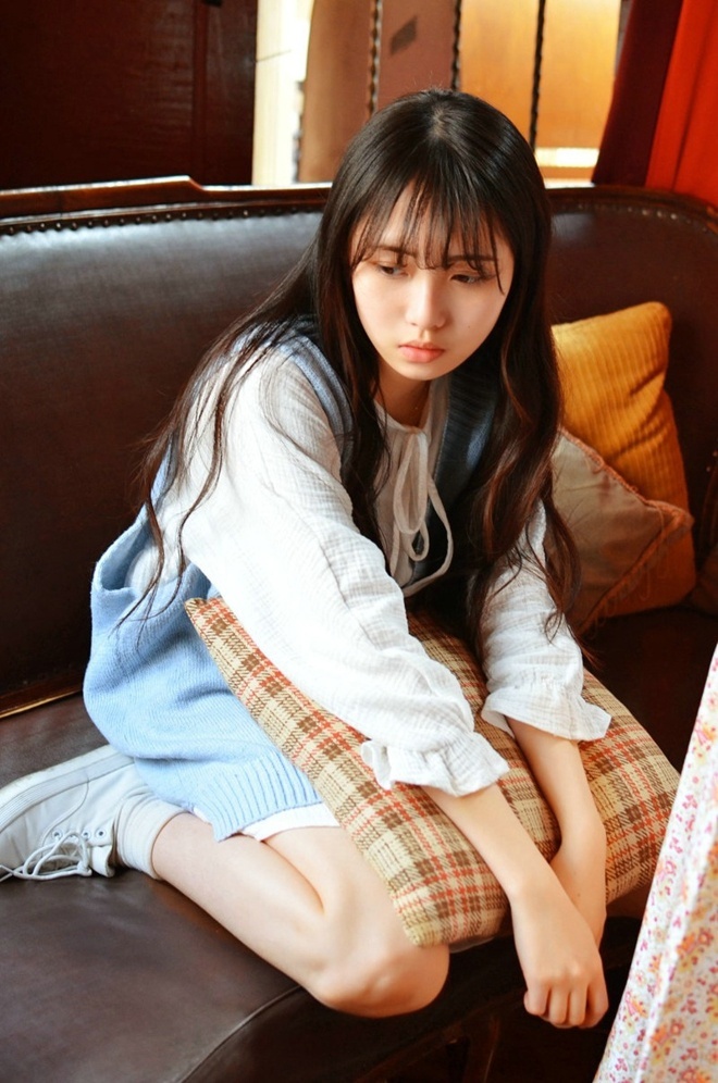 清纯俏皮美女大波浪卷居家写真
