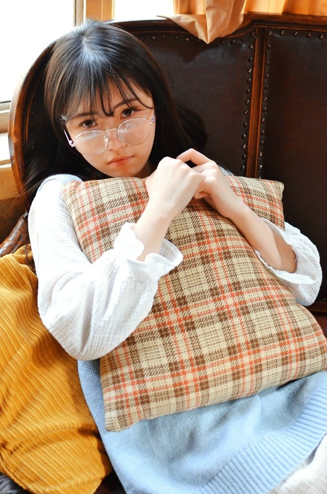 清纯俏皮美女大波浪卷居家写真