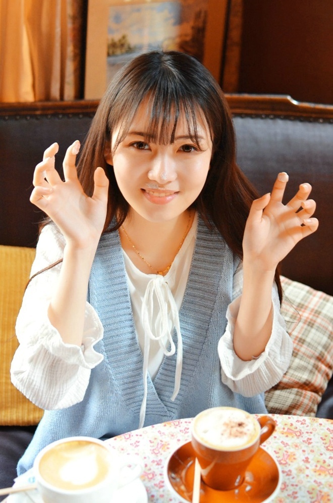 清纯俏皮美女大波浪卷居家写真