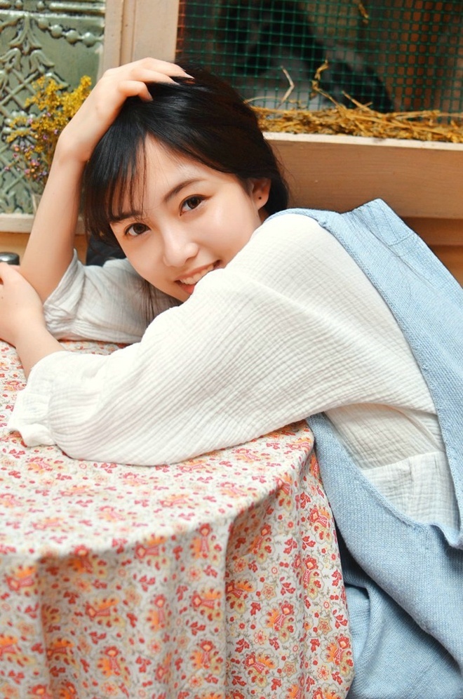 清纯俏皮美女大波浪卷居家写真