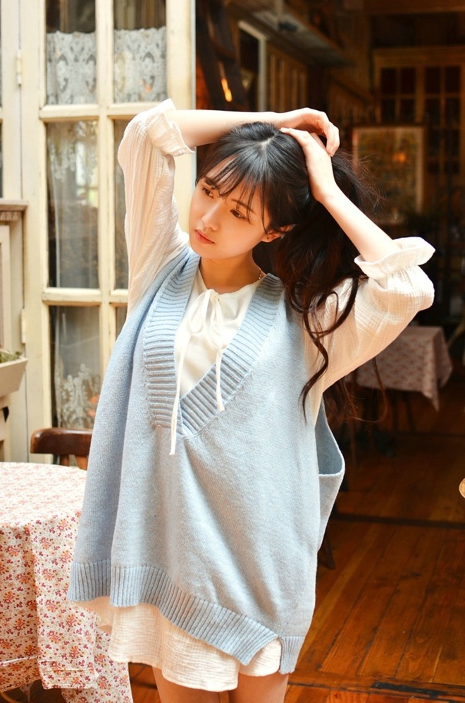 清纯俏皮美女大波浪卷居家写真
