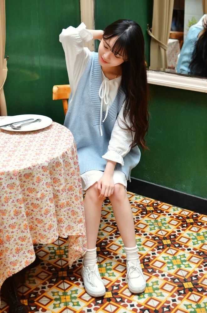 清纯俏皮美女大波浪卷居家写真
