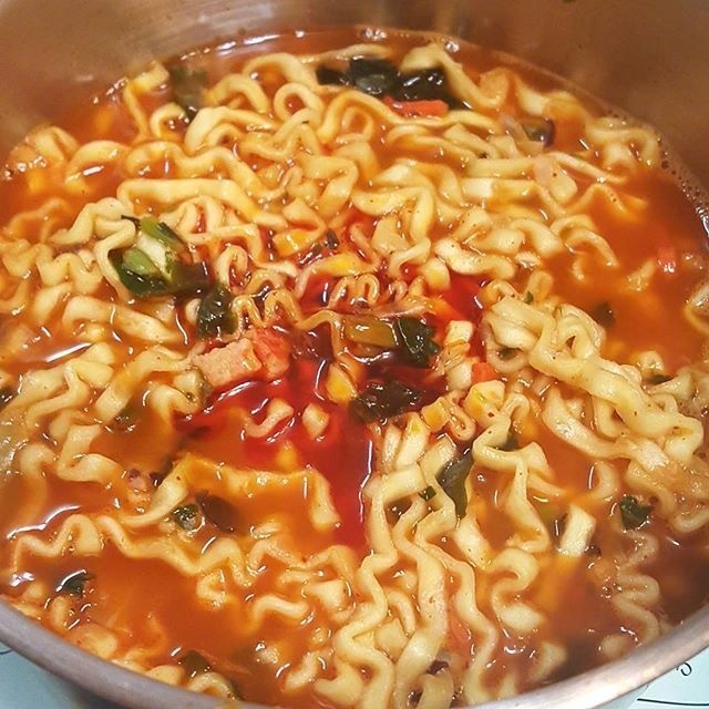 宵夜首选必须是热气腾腾的泡面图片