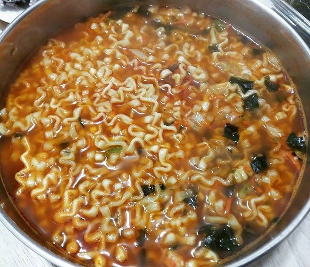 宵夜首选必须是热气腾腾的泡面图片