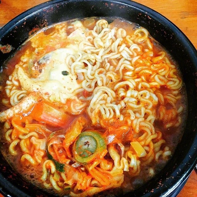 宵夜首选必须是热气腾腾的泡面图片