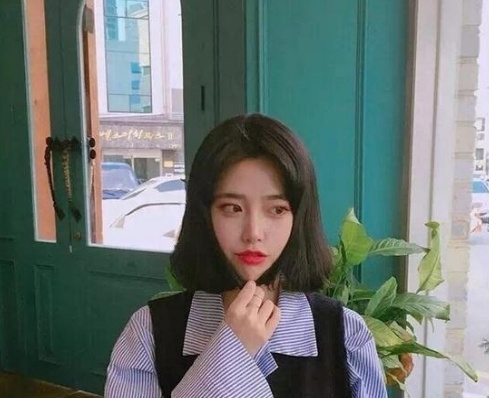 中长短发美女自拍图片