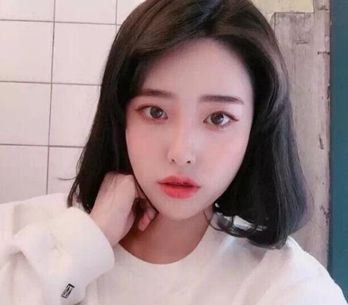 中长短发美女自拍图片