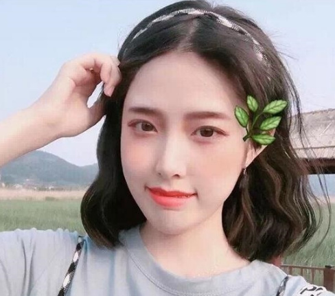 中长短发美女自拍图片