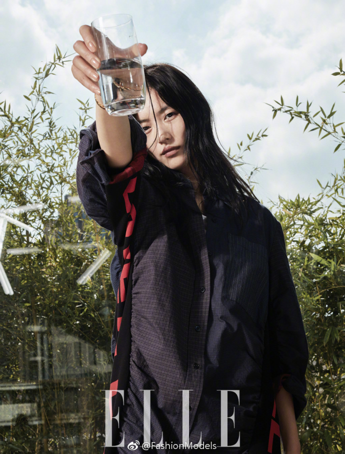 国际超模刘雯登上ELLE China 2018开年刊封面时尚大