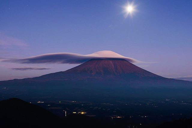 藏在云彩里的富士山风景图片