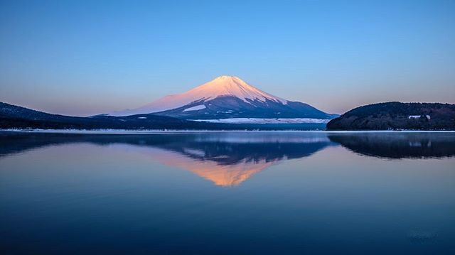 藏在云彩里的富士山风景图片