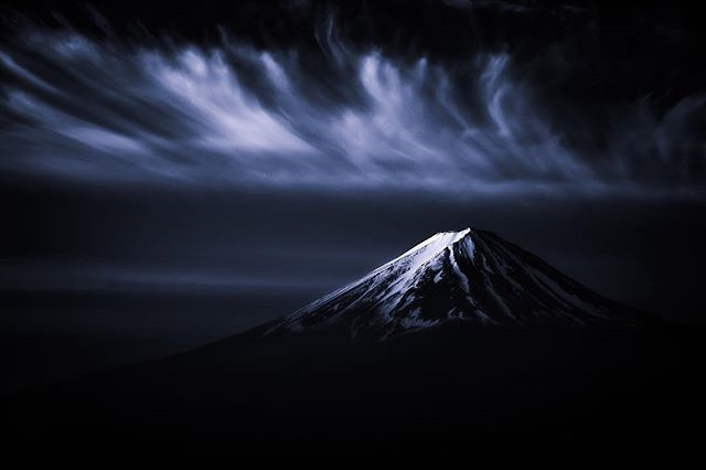 藏在云彩里的富士山风景图片