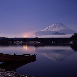 藏在云彩里的富士山风景图片