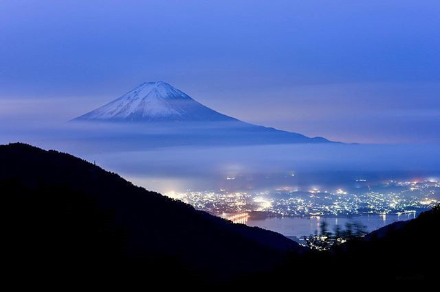 藏在云彩里的富士山风景图片