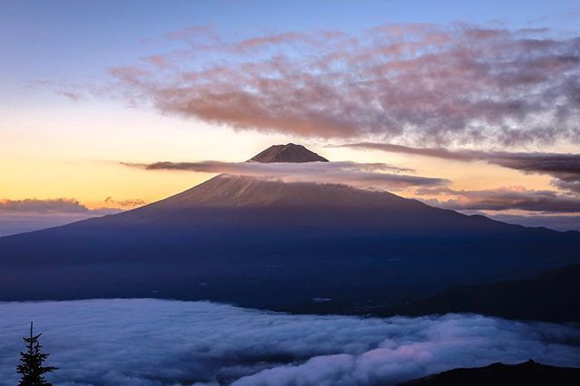 藏在云彩里的富士山风景图片