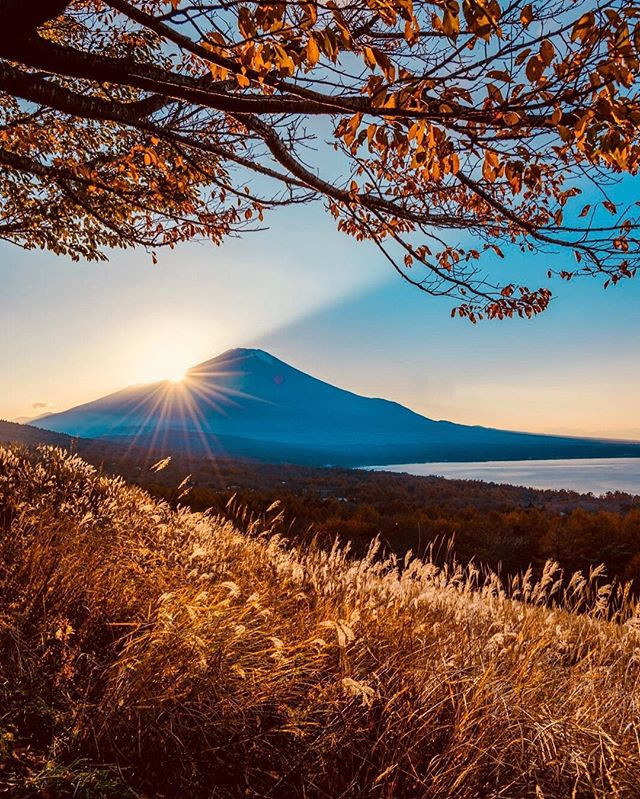 藏在云彩里的富士山风景图片