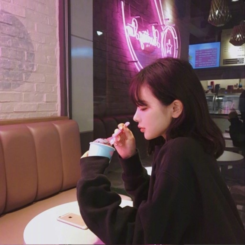 清纯美女值得学习的穿搭和拍照风格