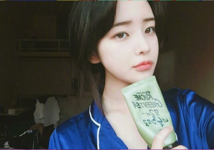 清纯美女值得学习的穿搭和拍照风格
