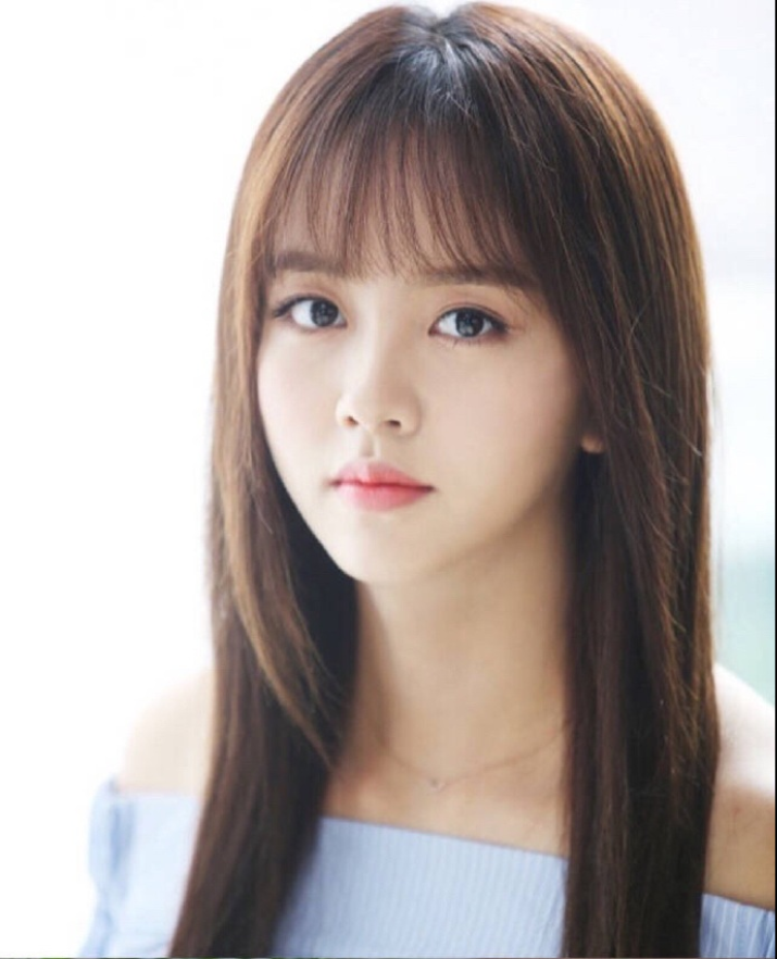 韩国美女明星小女神金所炫五官好美可爱又大方